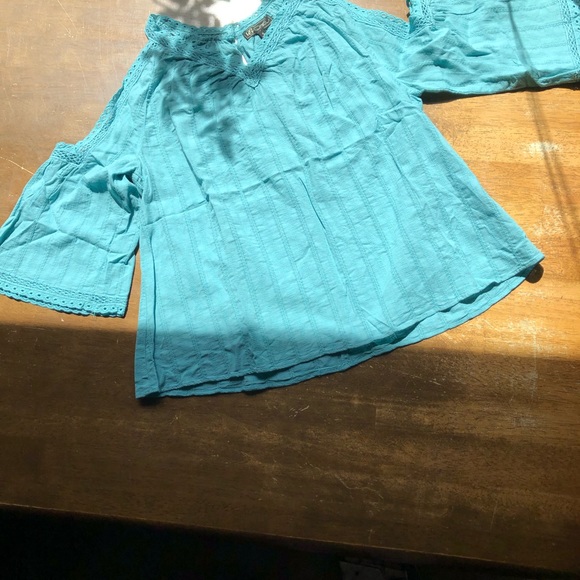 NWT FINAL REDUCTION Cold Shoulder Crochet Top Sz S - Picture 5 of 8